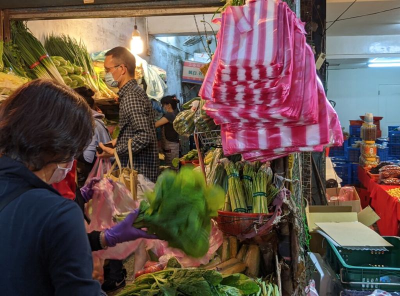 買菜不拿一次性塑膠袋行不行？ 環團要求停滯六年減塑政策動起來