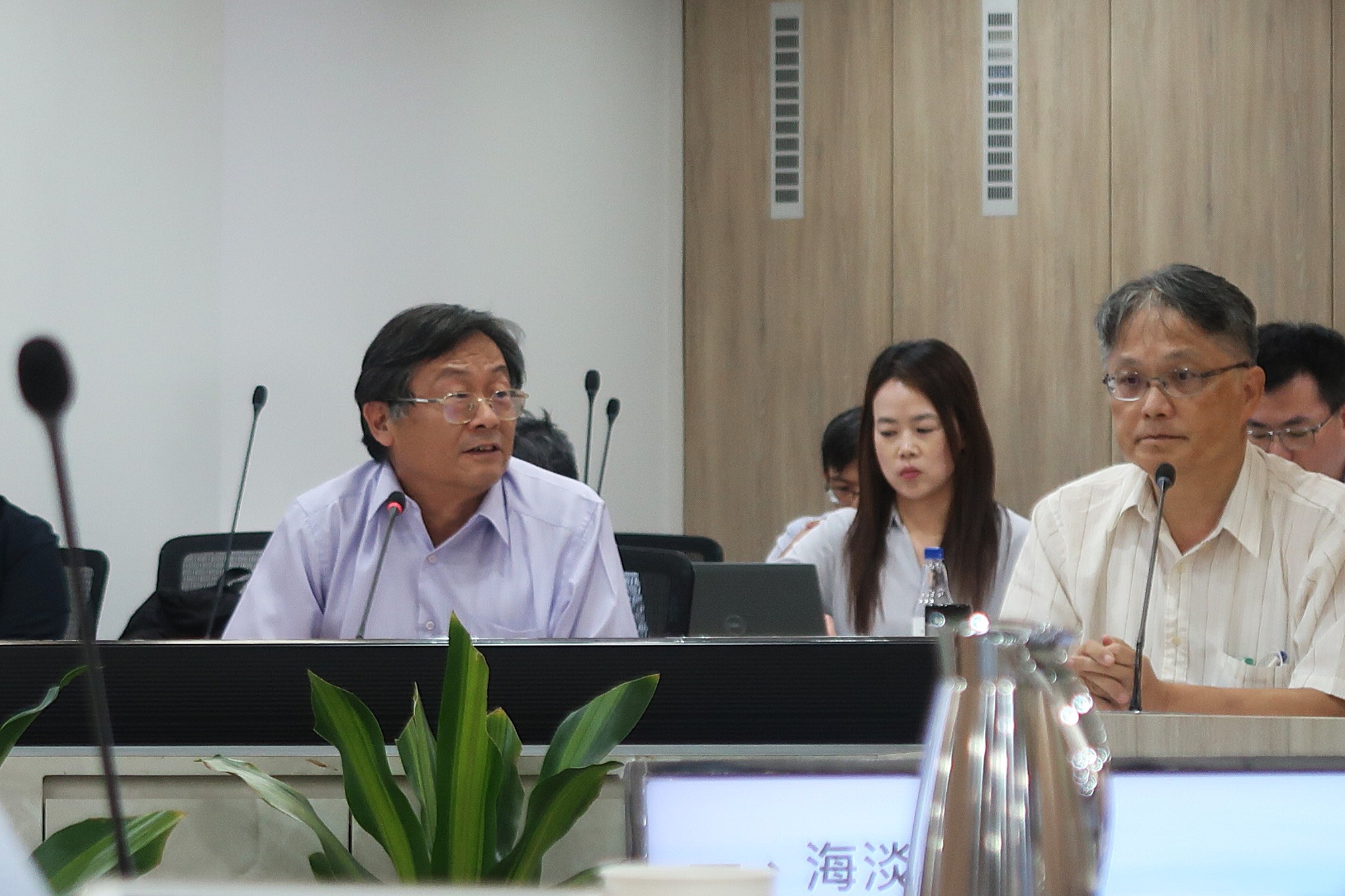 嘉義縣副縣長劉培東（圖左）回顧前兩三年曾文水庫大旱，認為海淡廠具有地方供水韌性的重要性，未來也有支援產業園區的需求。攝影：林昱妍