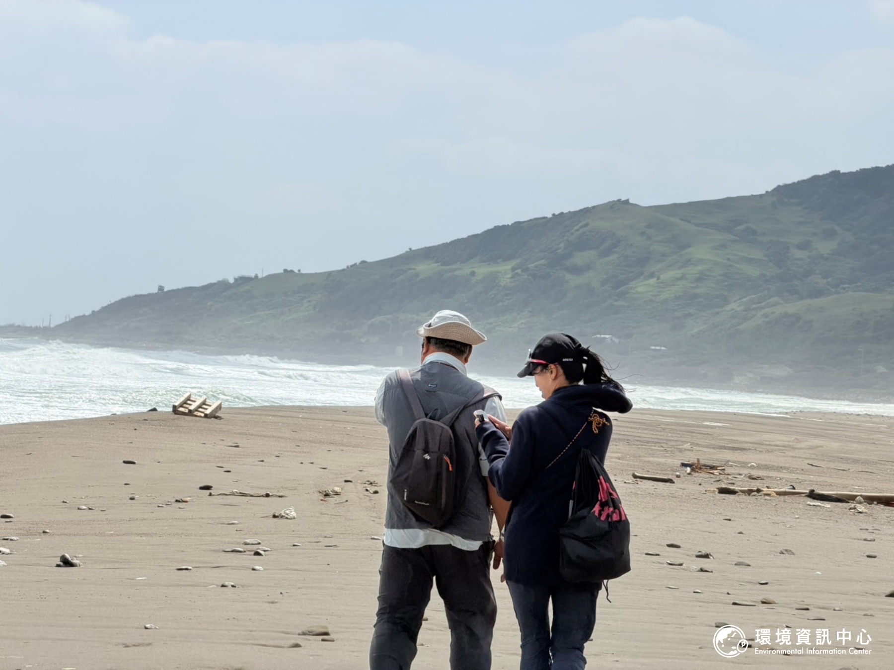 每年10月至隔年4月為恆春落山風季節,也是旅遊淡季,但初春走在落山風正旺的九棚大沙漠,傾聽原民的故事,像是在走他們走過的崎嶇之路。攝影︰陳冠蓉