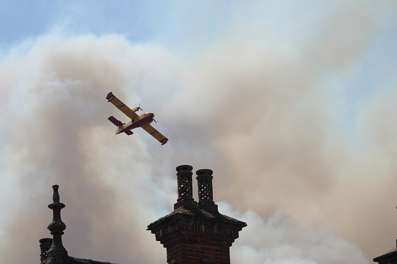 加拿大飛機公司Canadair的超級滅火機加入救火行列,從楓丹白露市區經過。圖片來源:Baidax(CC BY-SA 4.0)