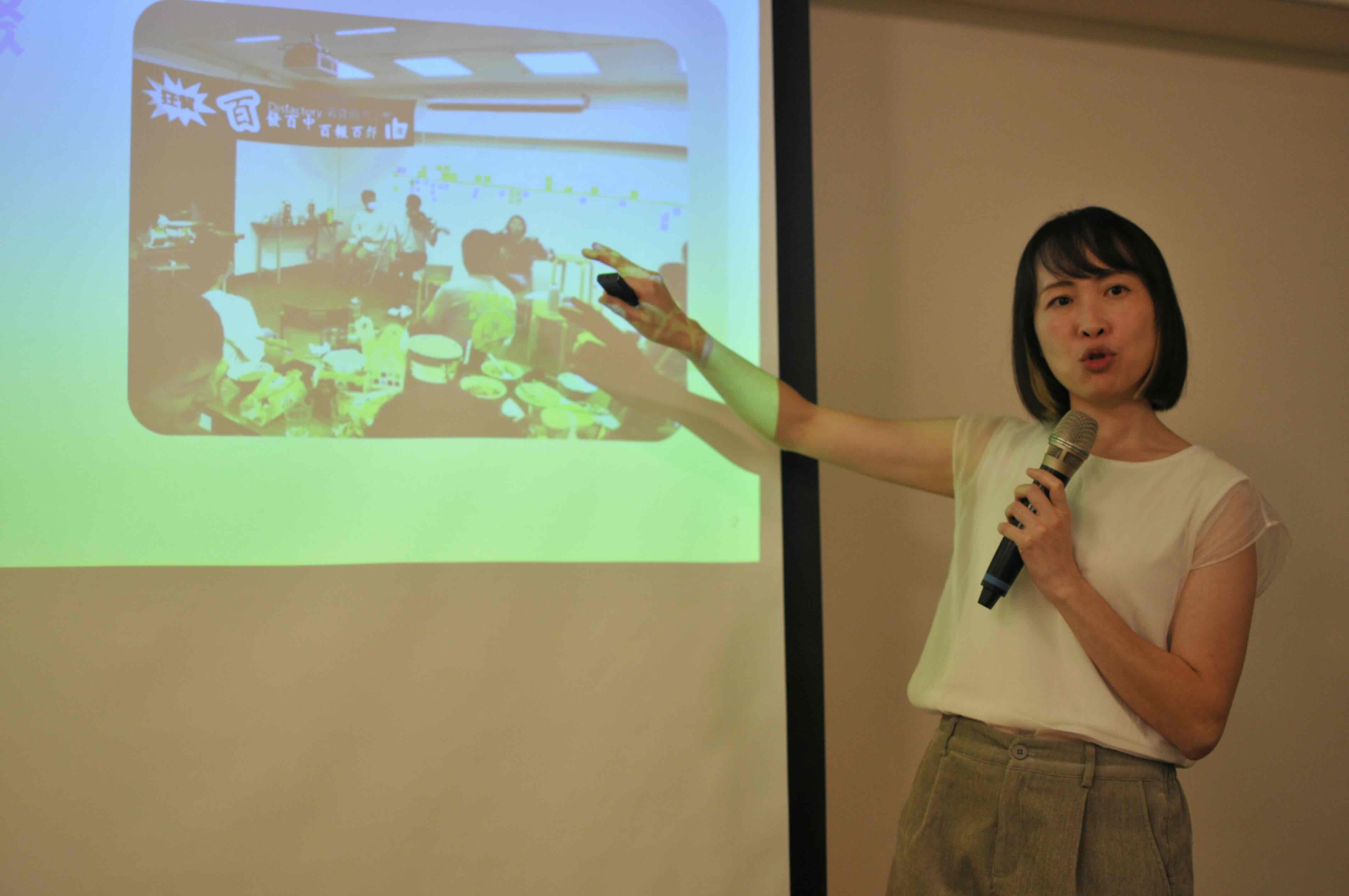 中研院民族所副研究員李梅君指出,g0v社群重視行動,當有一個想法,不只是「許願」讓誰來幫忙,而是一起跳下來挖坑。 攝影:潘柏林