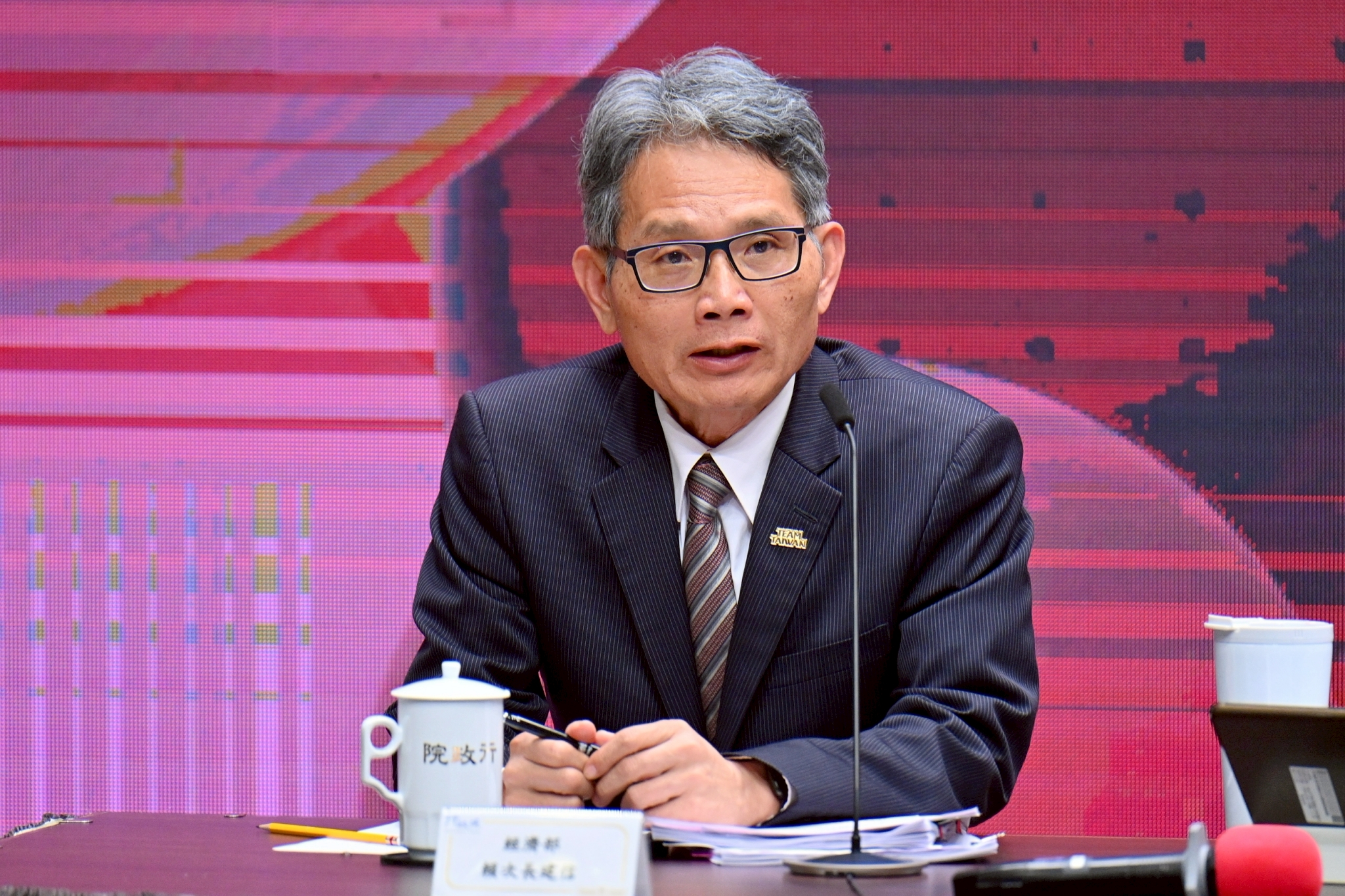 經濟部次長賴建信昨日出席行政院會，表示能源資訊公開能幫助業者更有效布局。圖片來源：行政院提供