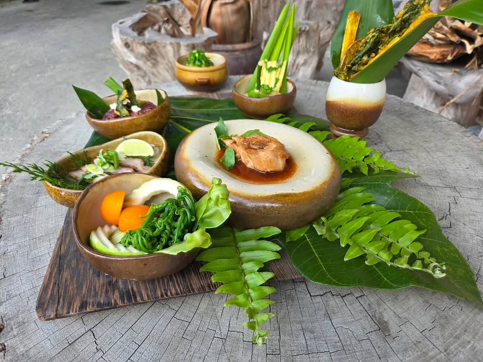 林鳳廷將木鱉果、石頭火鍋及野菜沙拉等特色料理，結合阿美族傳統食材與現代烹調手法，展現部落飲食的新風貌。圖片來源：林鳳廷 提供