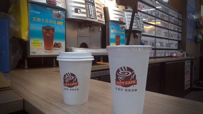 比政府更前面 超商雙雄拚減塑 現做冷飲改用就口杯