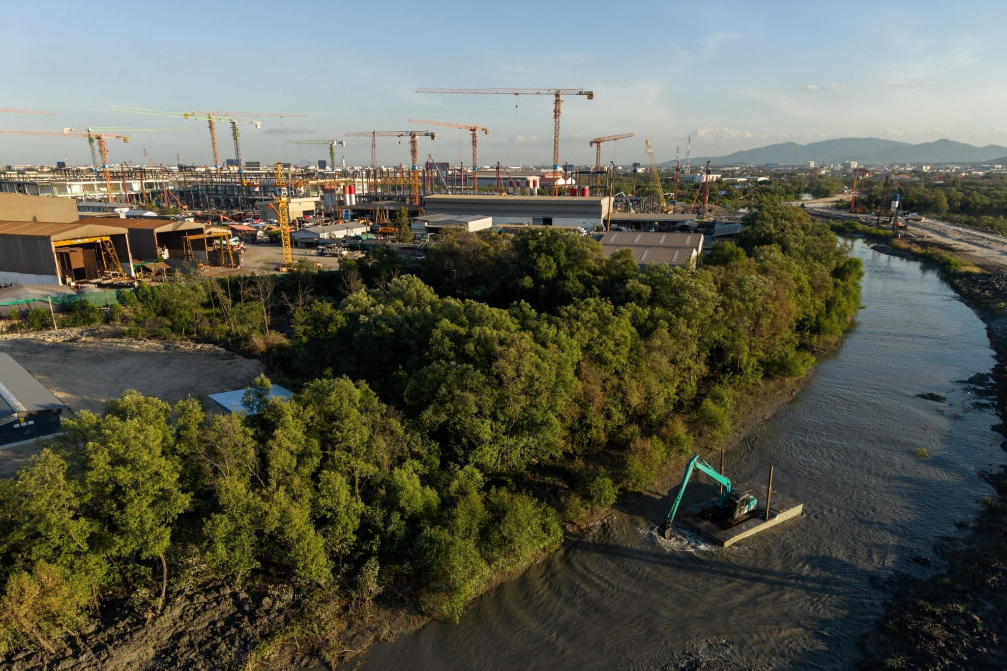 QHI01資料中心建造基地,一旁正進行 Khlong Tamru運河的疏浚工程。圖片來源:Andy Ball/Mongabay