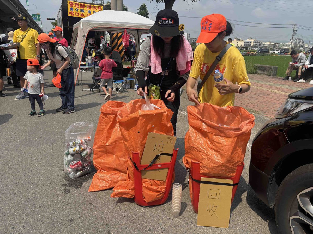 白沙屯進香人數年年攀升 63家環保結緣攤商打出減廢游擊戰
