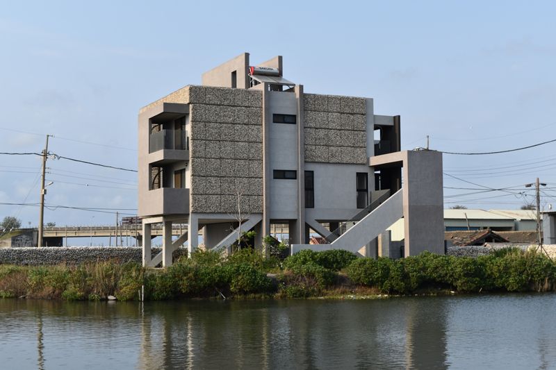 「與水共生」代表作 成龍溼地「高腳屋」落成 十年轉型路遙迢