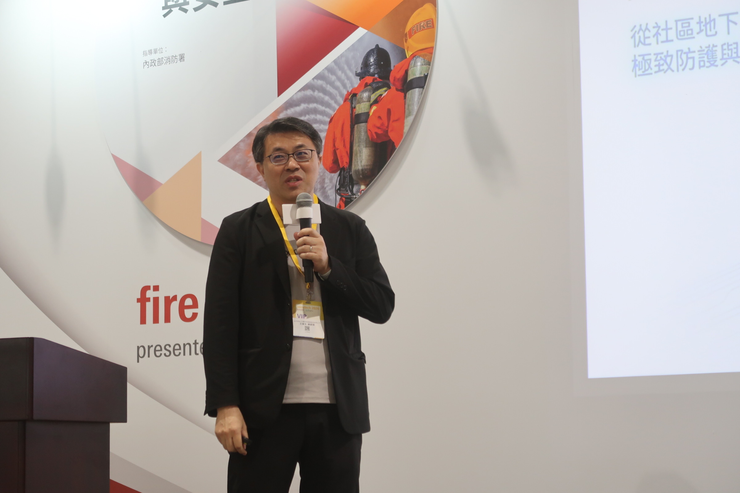 充壩技術服務公司總經理王建文介紹EMS系統防護標準作業程序。攝影：林昱妍