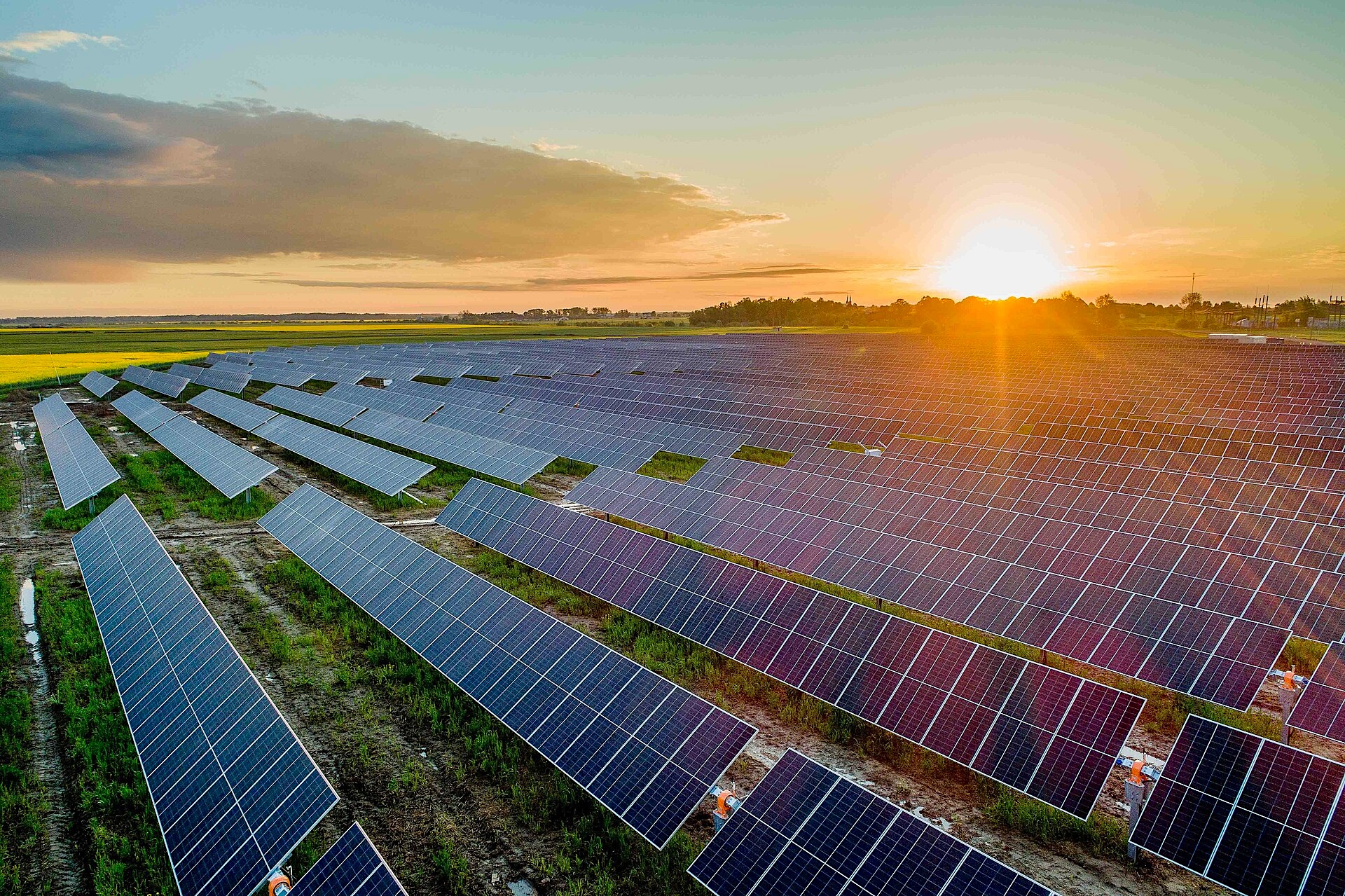 立陶宛Žeimiai太陽能發電站。圖片來源：Aiseinau（CC BY-SA 4.0）