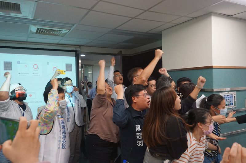 環團闖會議抗議程序違法 協和四接東移環評流會