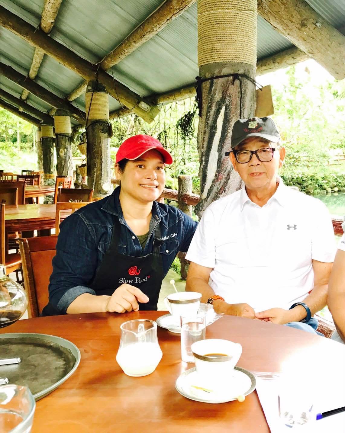 紅瓦屋老地方文化美食餐廳主廚林鳳廷(左)，長年投入阿美族野菜料理研究，持續推廣部落飲食文化。圖片來源：林鳳廷 提供