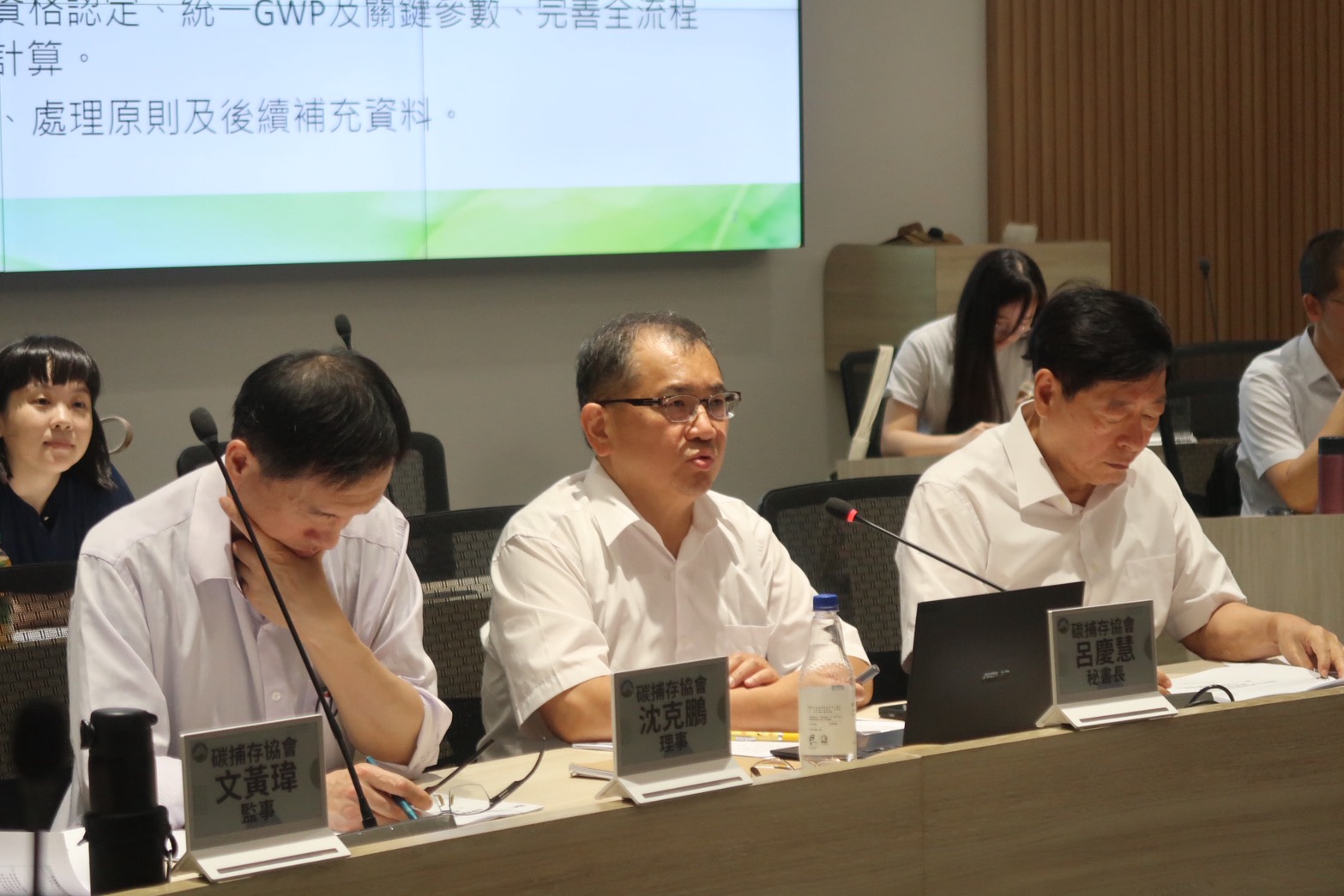 台灣碳捕存再利用協會秘書長呂慶慧說明草案內容。攝影:林昱妍