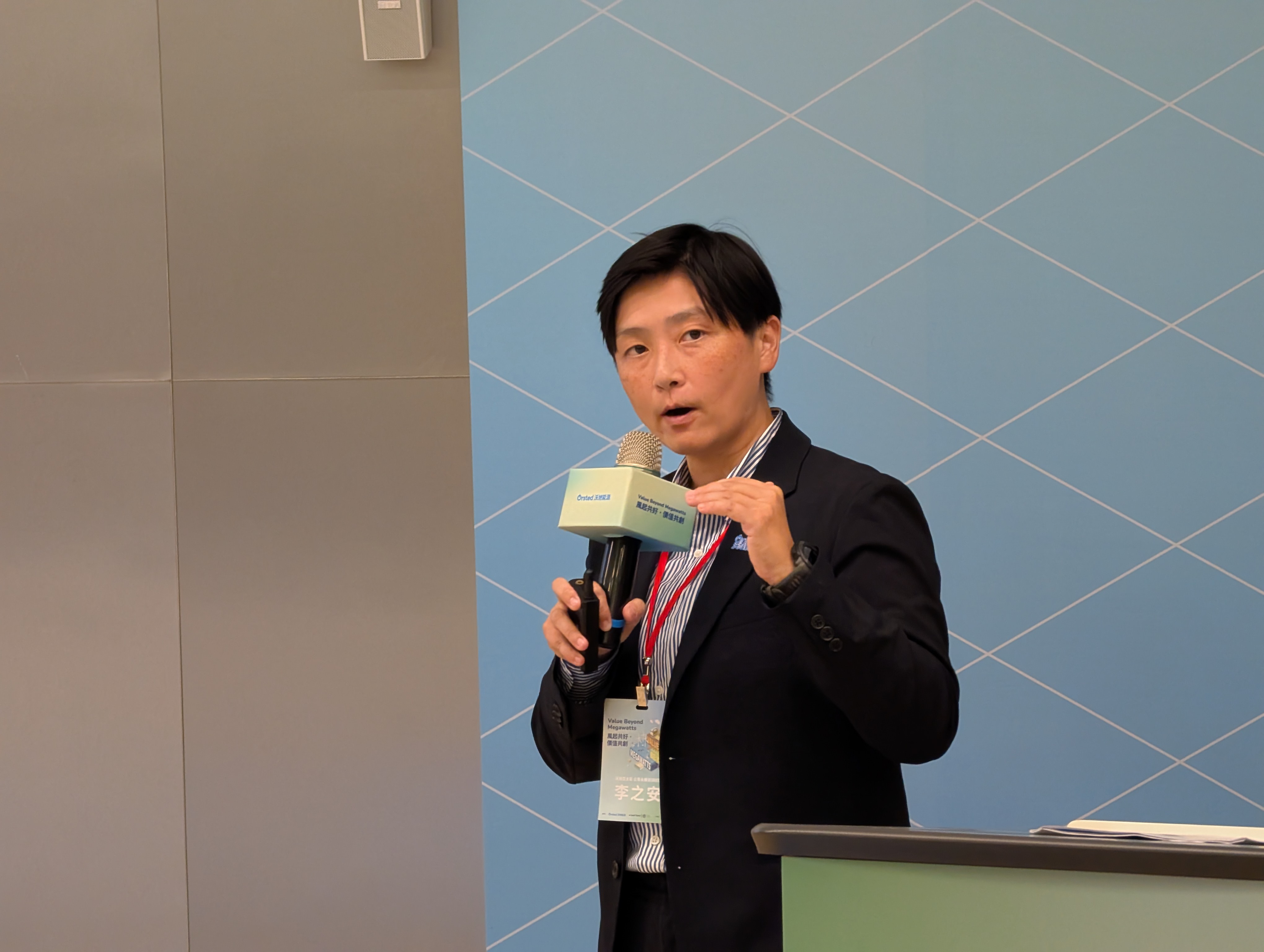 沃旭亞太區企業永續資深經理李之安解釋,本次報告是將專案活動的成果,以貨幣價值衡量其帶來的「人類福祉」。攝影:陳昭宏