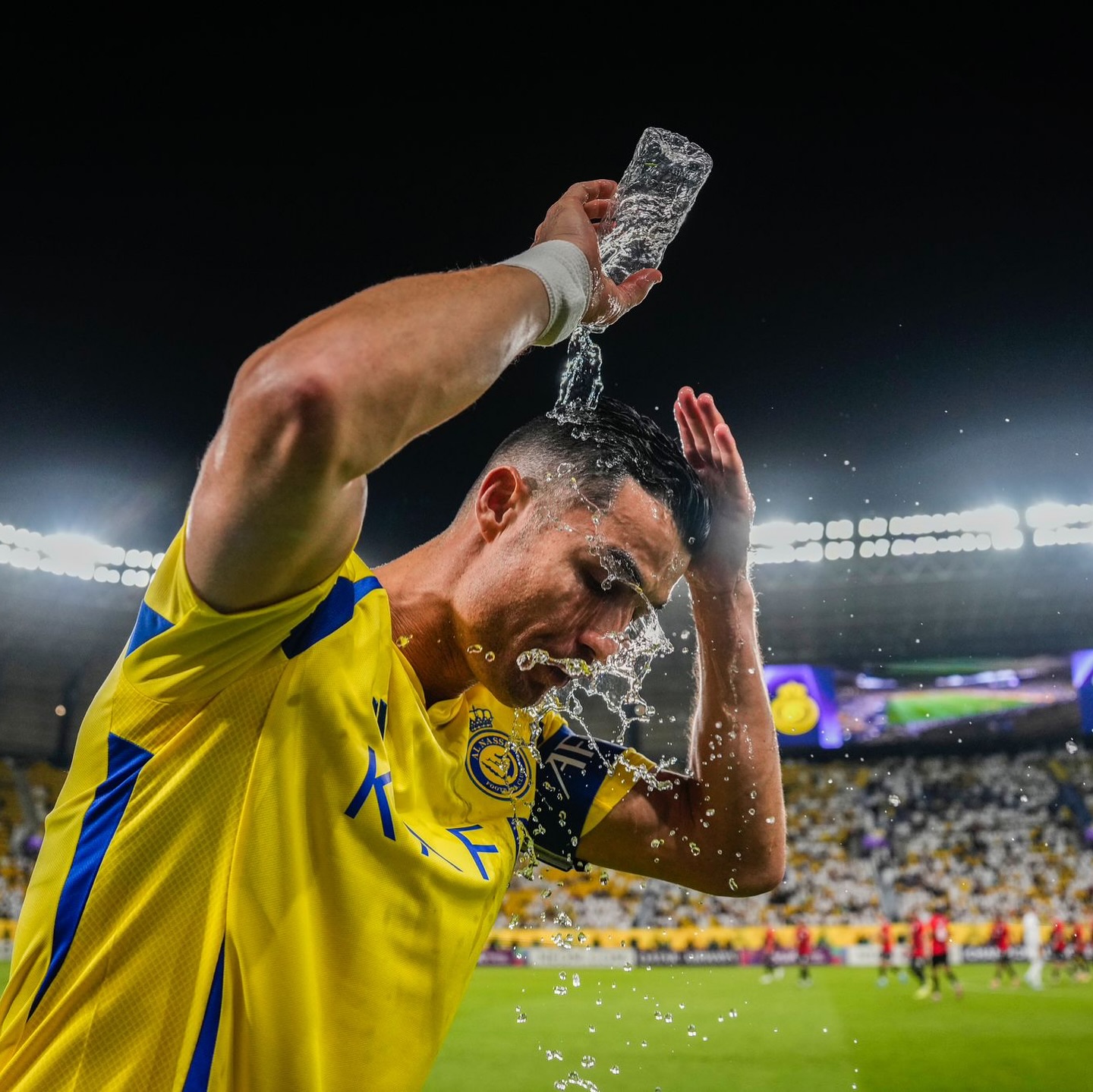 醫療專家認為FIFA給的補水時間不足,建議降溫休息至少應延長至6分鐘,並在賽前與中場提供冰水、冷毛巾、冰袋等積極降溫設備。圖為葡萄牙球星C羅(Cristiano Ronaldo)圖片來源:擷取自Cristiano Ronaldo臉書
