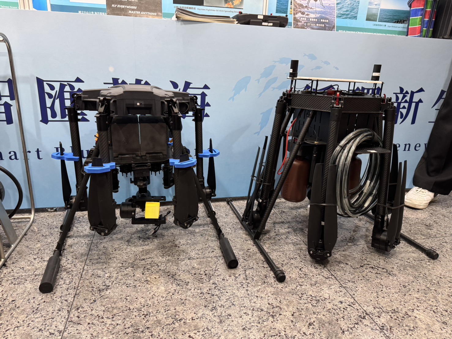 透過無人機可以完成海面油污偵測與水質採樣。攝影:李蘇竣
