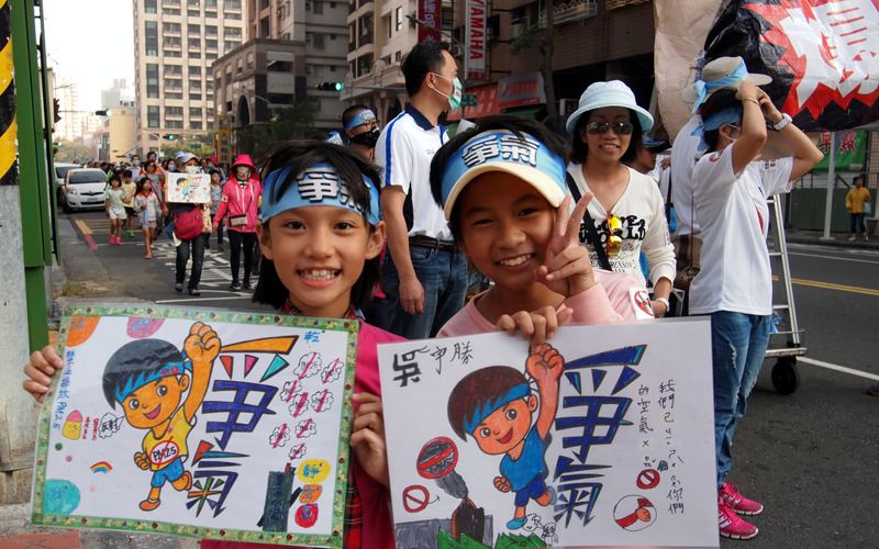 受夠東南水泥空污 高市文府國小千人上街「爭氣」