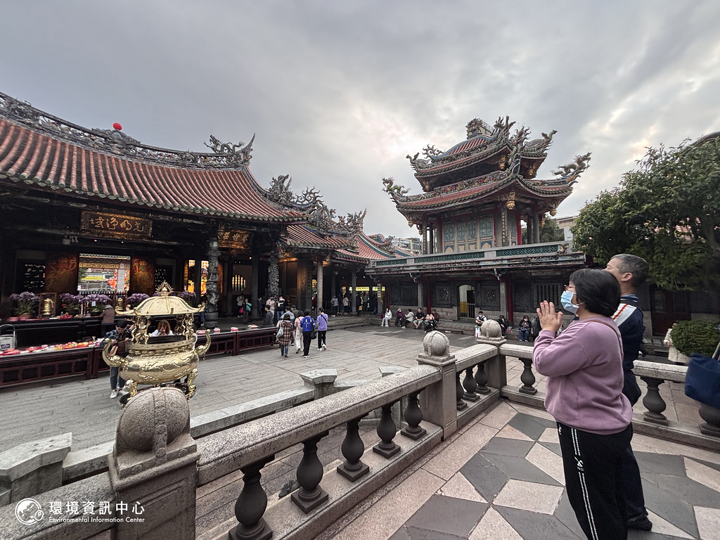龍山寺信眾以雙手合十參拜。資料照。攝影:鍾依靜
