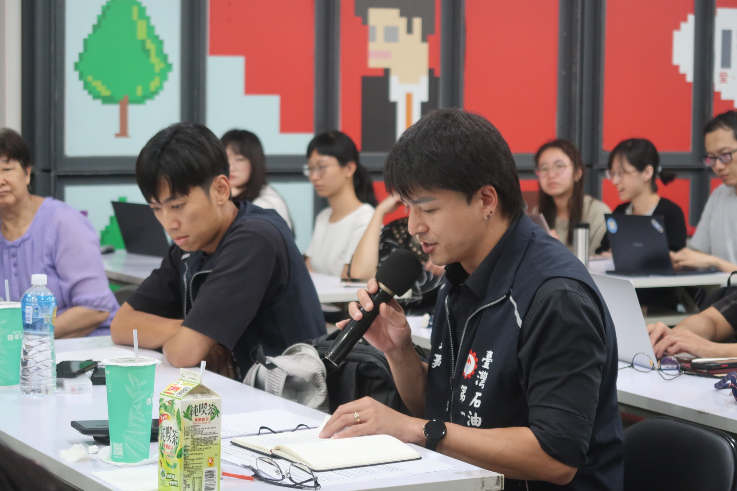 台灣石油工會第一分會理事張淮鈞希望,不要將討論簡化成「支持或反對石化業」,而應從產業、環境與勞工生計之間尋找適當的方案。攝影:林昱妍
