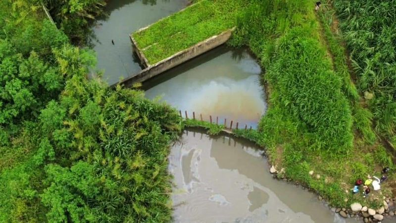 鳳山溪廢液事件滿月仍發惡臭 居民批縣府縱容河岸工廠林立