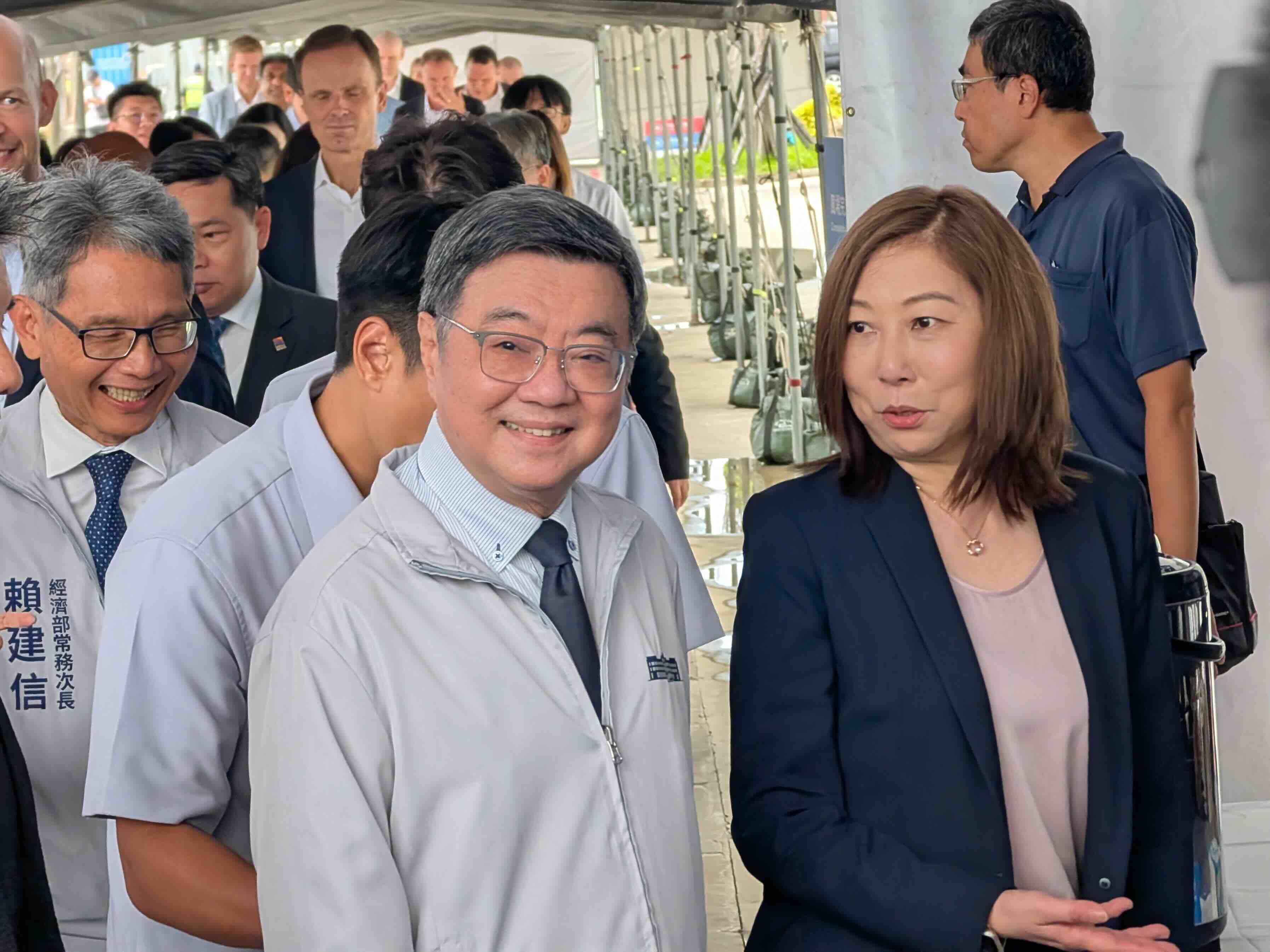 沃旭能源舉辦大彰化西南第二階段及西北離岸風場完工暨運維典禮，行政院長卓榮泰與沃旭能源台灣區董事長汪欣潔一起進場。攝影：陳昭宏