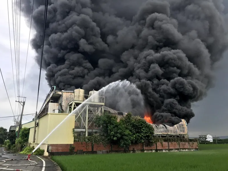 2019年彰化有農地違章工廠發生大火。圖片提供:消防員工作權益促進會。