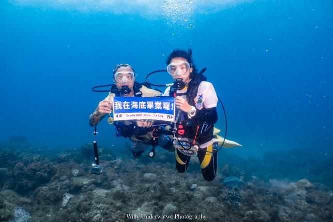 陪伴孩子成長的校長與教師也學習潛水，親自在海底為畢業生頒發證書。圖片來源：陳琦恩 提供