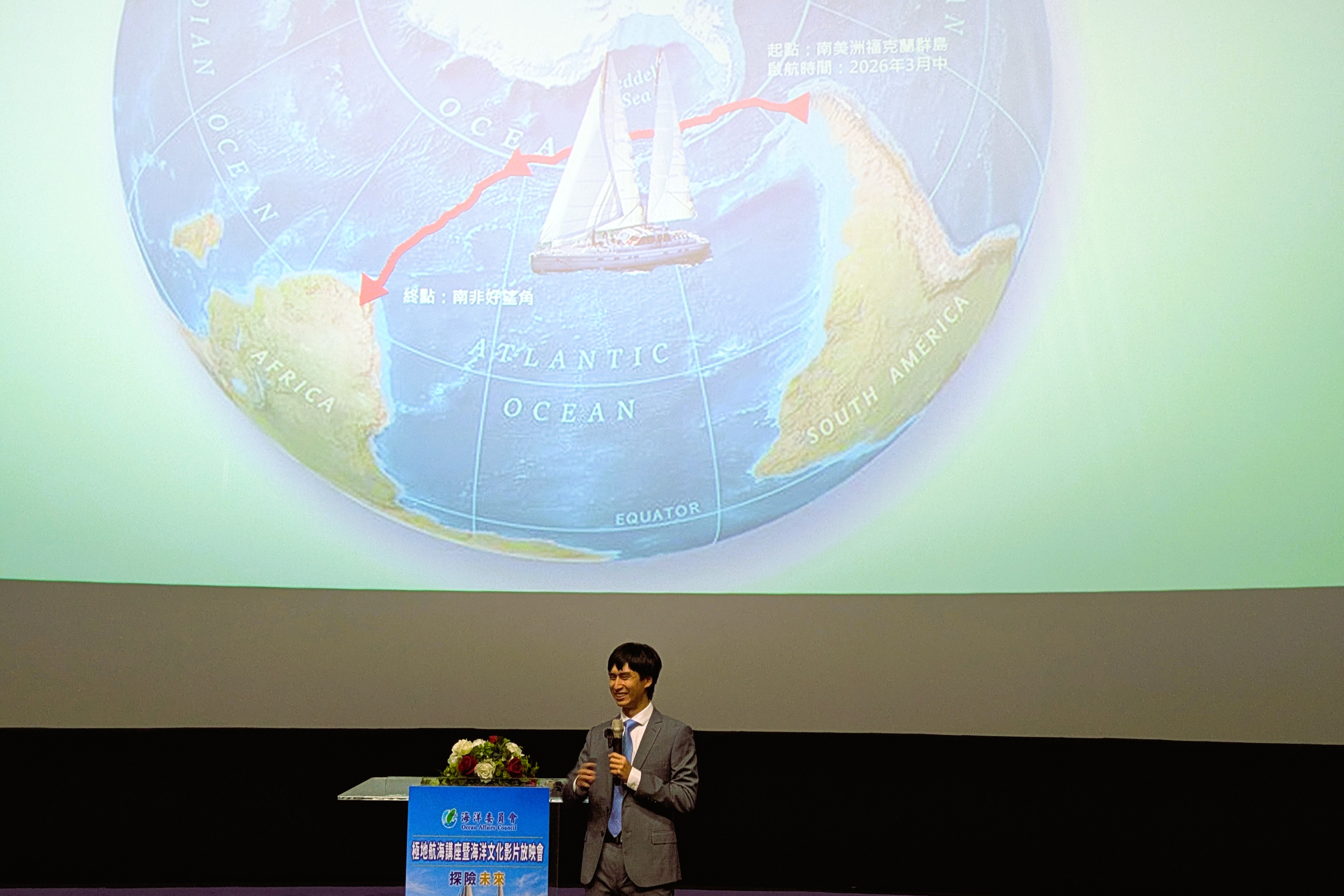 陳懷璞說明以天文導航航越南冰洋的困難與挑戰。攝影:李育琴