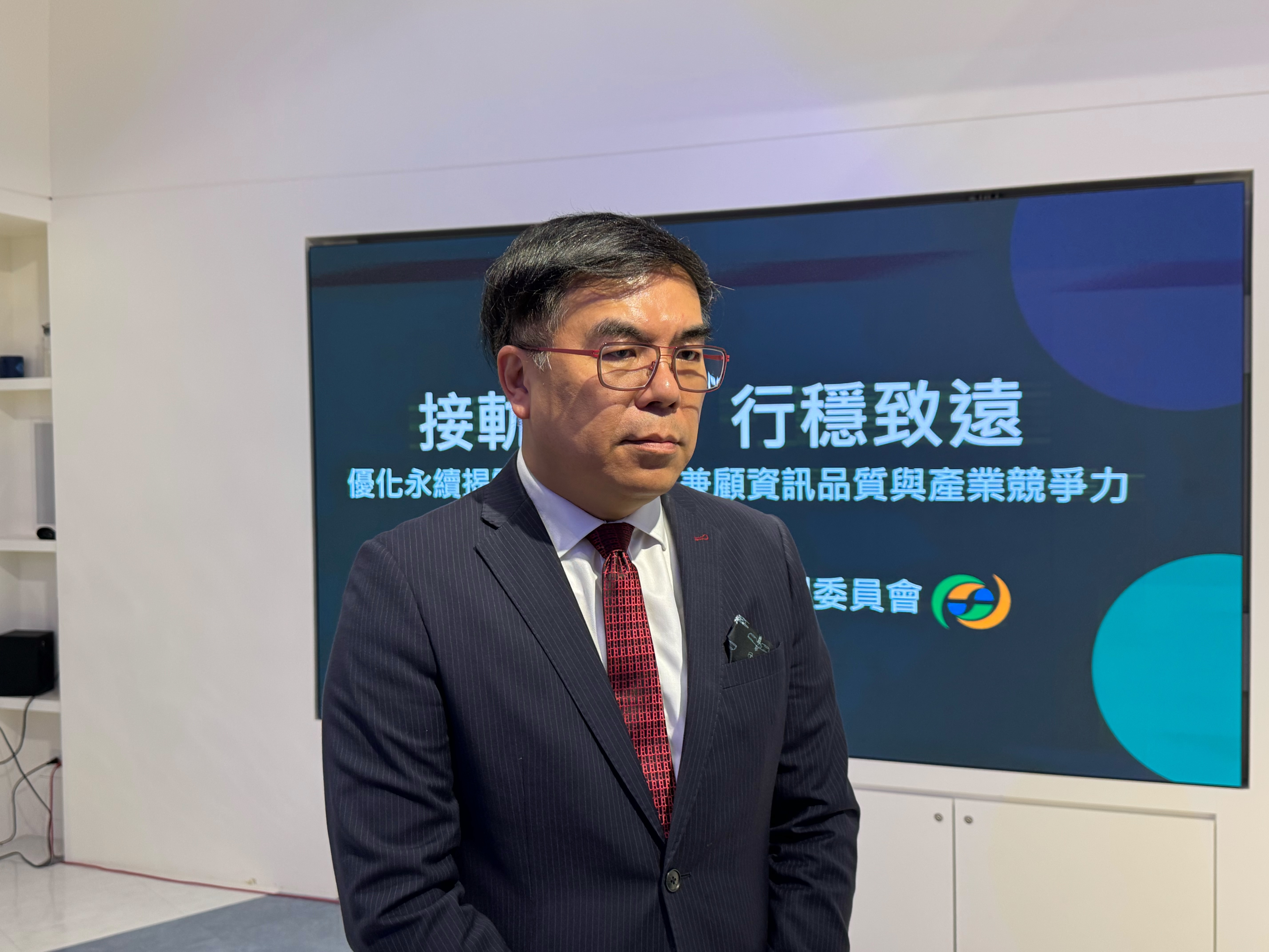環境部長彭啓明說明,這次調整路徑並非放寬,而是把精力放在主要的企業。攝影:李蘇竣