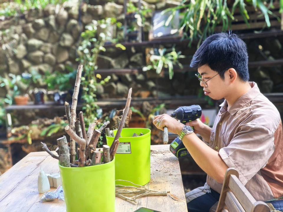 對張嘉哲而言，木島真正想改變的，不只是廢木處理方式，而是人們觀看生活環境的眼光。