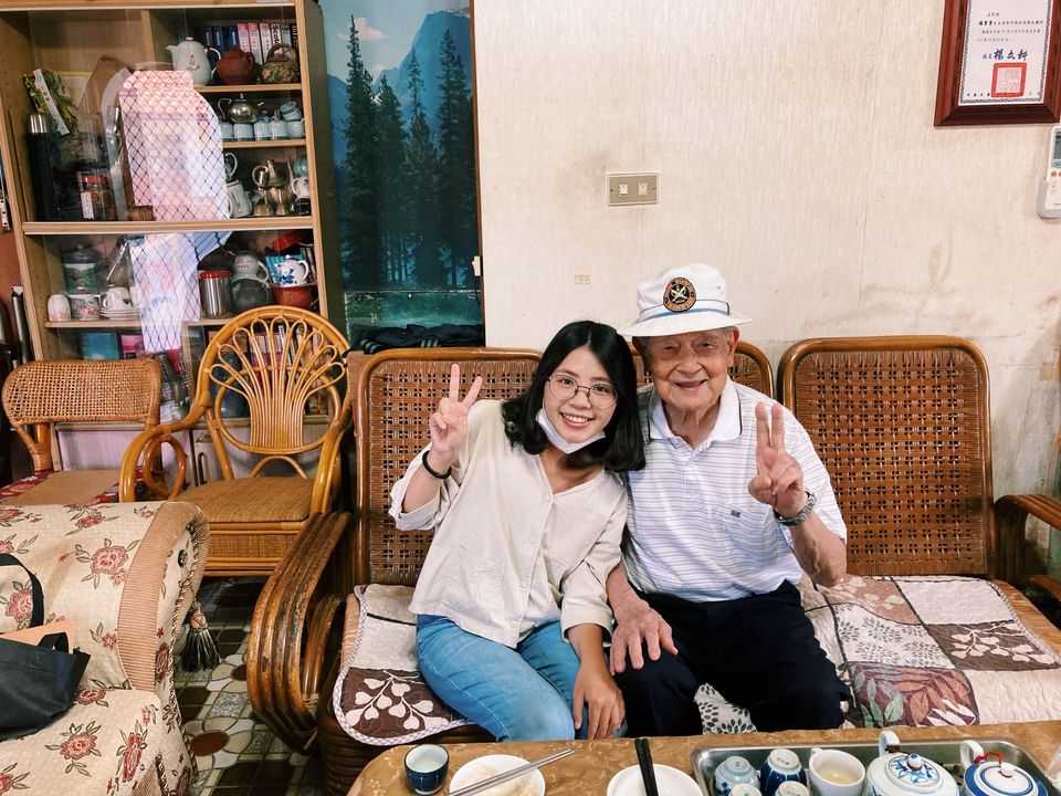 鄧君婷進行地方訪談，記錄長者生命經驗與文化記憶，將口述歷史轉化為可傳承的文本。圖片來源：鄧君婷 提供