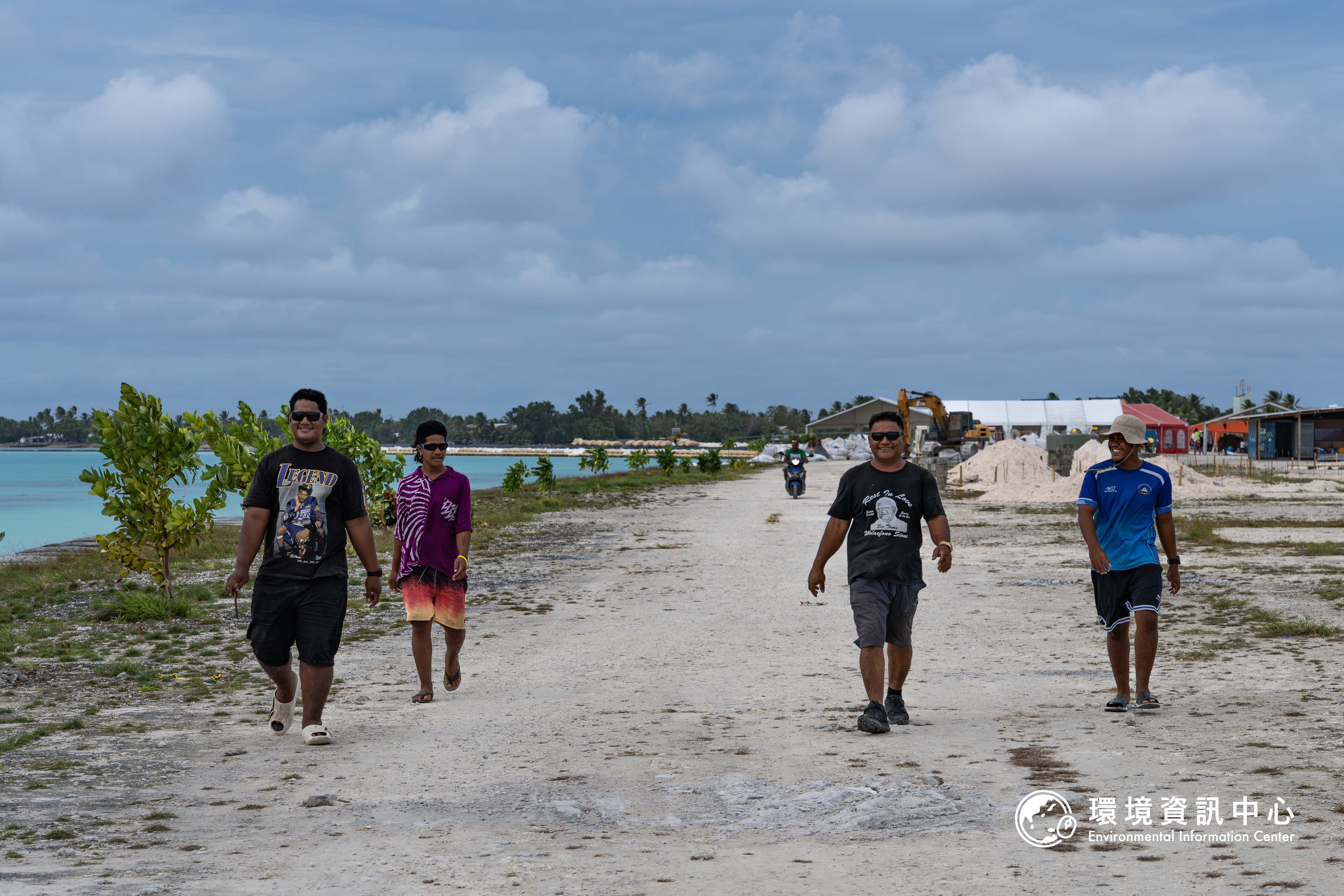 愜意散步中的吐瓦魯青年。攝影:許震唐