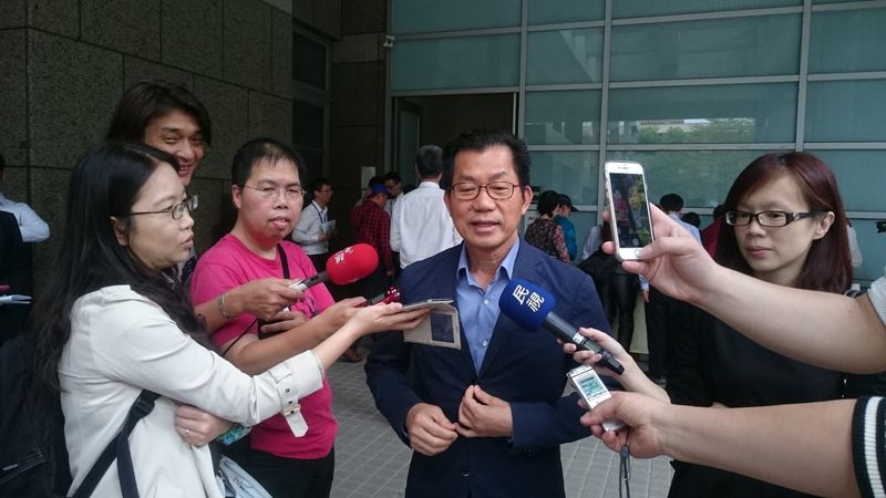 宣布地球日全台淨灘時遭追問 李應元承認吃了魚翅