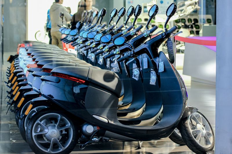 政院拍板 電動機車2023年起購車補助最高8000元、方案再延長四年