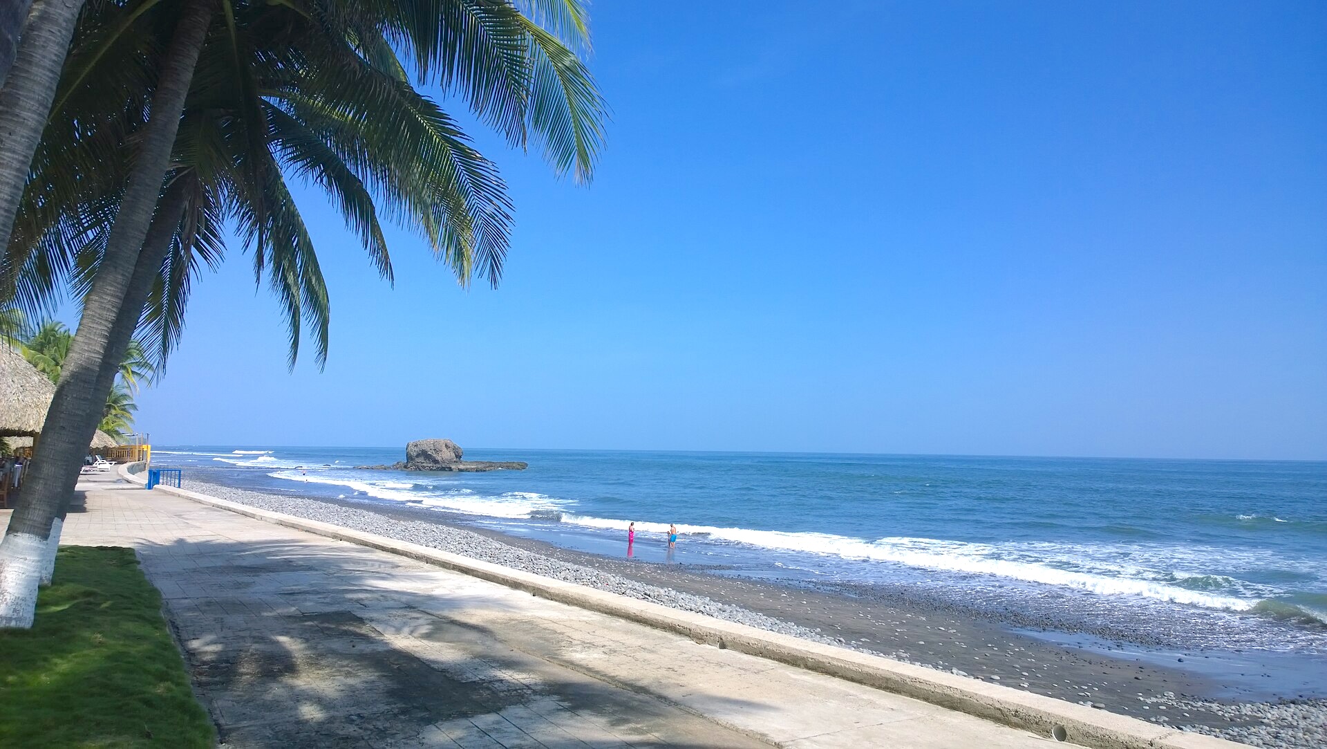El Sunzal海灘可能是薩爾瓦多最早開始有人衝浪的海灘。這條擁有長長海浪的地點一直深受當地人與外國遊客喜愛，一年365天幾乎天天有浪，從未間斷。圖片來源：randreu／WikiCommons（CC BY 3.0）