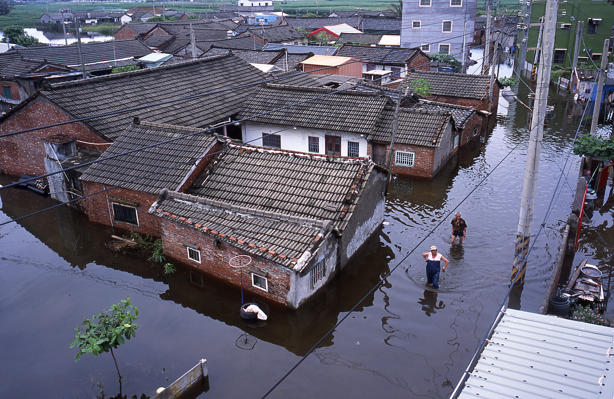 洪災保費的公平性與弱勢族群的居住也是台灣的課題。圖為2005年612水患,雲林口湖鄉蚵寮村積水不退。攝影:柯金源(CC BY-NC 2.0)