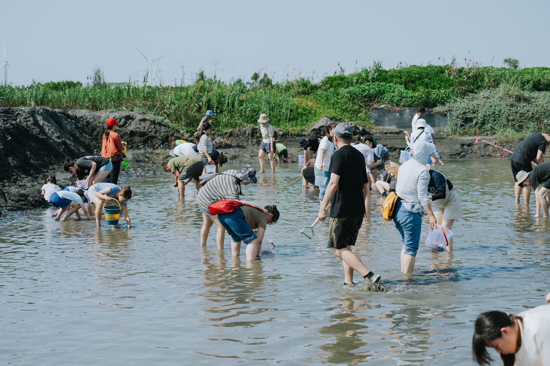 除了餐桌晚宴,「風灣的船」也安排摸蜆、魚塭走讀、生產者導覽等活動,希望讓民眾透過體驗深入了解地方產業。圖片來源:受訪者提供