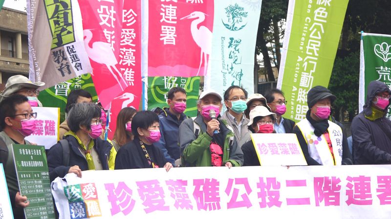 力拚明年公投 環團拼35萬份「搶救藻礁」連署書 知名作家、藝術家齊聲援