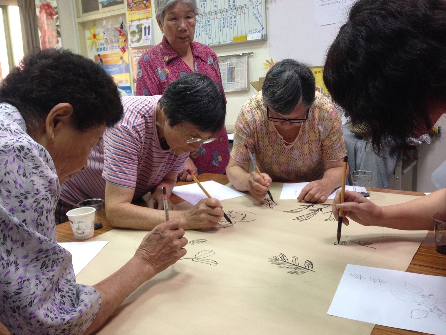 雜草稍慢長期透過工作坊、社區合作及教育推廣,帶領民眾認識身邊的野生植物,重新建立與土地的連結。圖片來源:林芝宇 提供