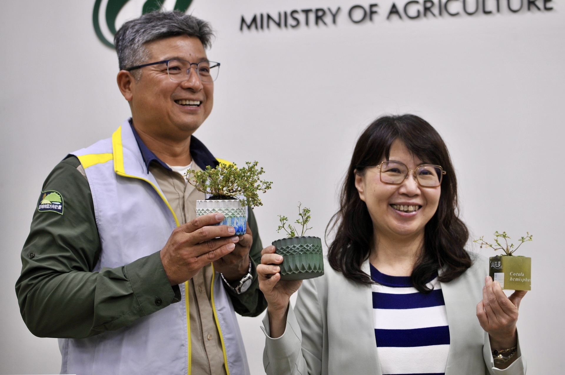 林試所副所長吳孟玲（右）表示，希望山芫荽盆景成為民眾的「掌心花園」，亦是保存稀有植物的方舟。圖左為農業部林業試驗所森林生態組助理研究員李俊緯。攝影：潘柏林