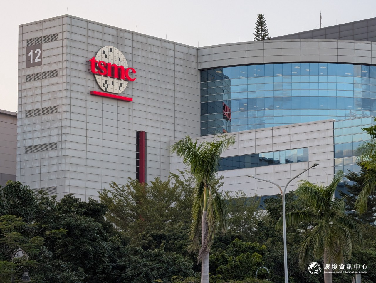 台積電近年開始在其「氣候及自然報告」中，依據TNFD框架揭露自然風險。圖為南科台南園區內的台積電廠房。攝影：陳昭宏