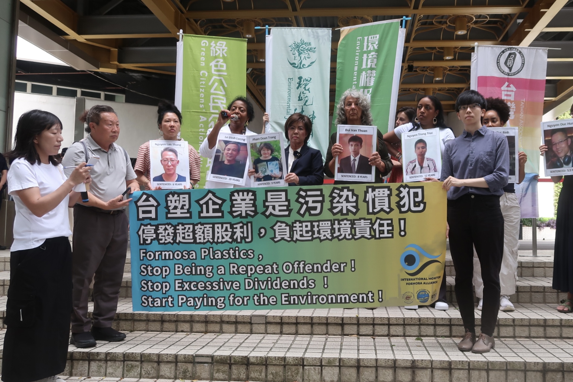 28日台塑股東會之前，投資人於現場召開記者會，說明股東會上將提出的訴求。攝影：林昱妍