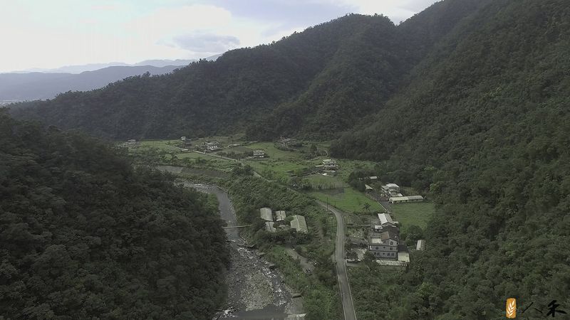從河串起的起起落落 水田幾乎消失在粗坑