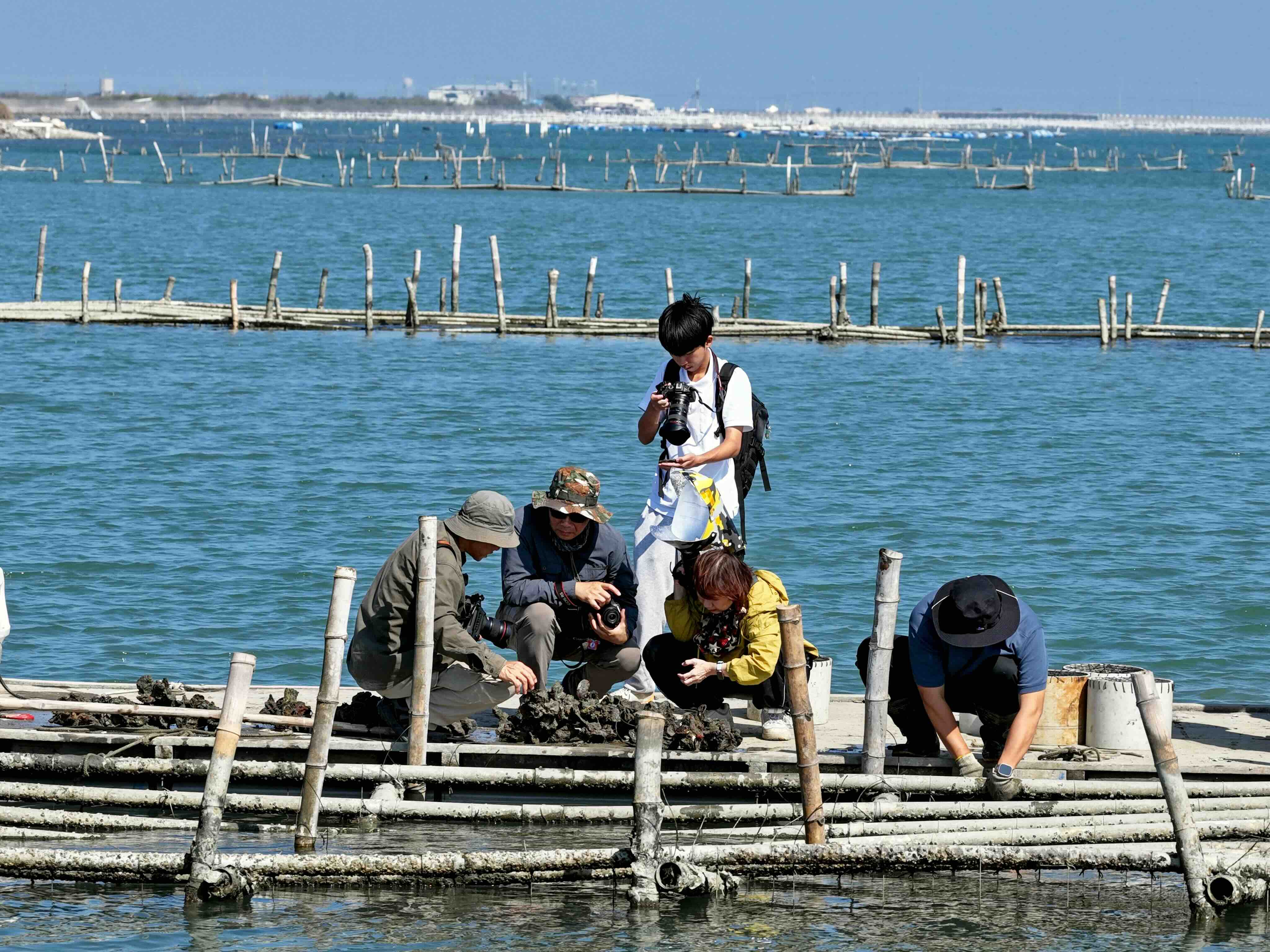 2025年國家地理「生態攝影環境出任務」花絮,導演柯金源帶領得獎者到帶著鏡頭到現場了解不同生態環境問題。圖片來源︰《國家地理》提供