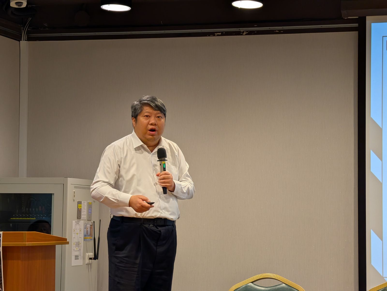 經濟民主連合智庫召集人賴中強表示，根據日內瓦公約附錄，若核電供應給軍方，就無法獲得免受攻打的保障。攝影：陳昭宏
