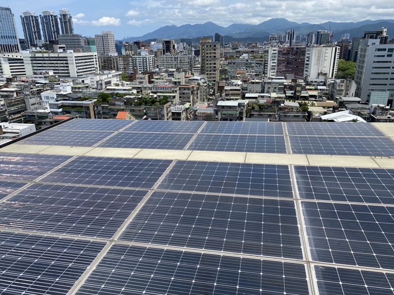 QA:屋頂光電義務新制8/1上路 哪些建築必須裝? 就地發電有何好處? 獨立供電還能增防災韌性