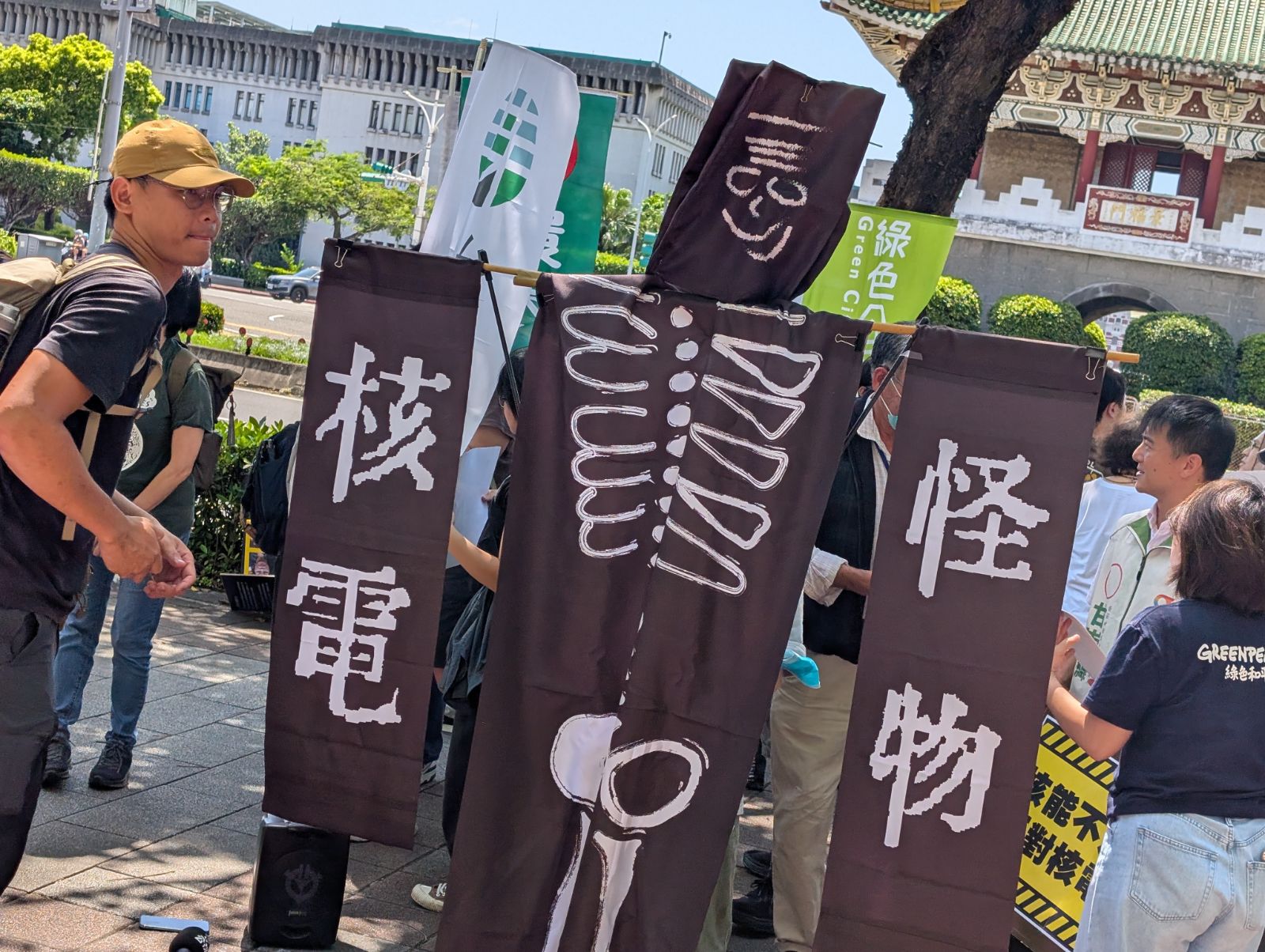 昨日記者會上，全國廢核行動平台展示一尊由黑布和白漆做成的「核電怪物」。攝影：陳昭宏