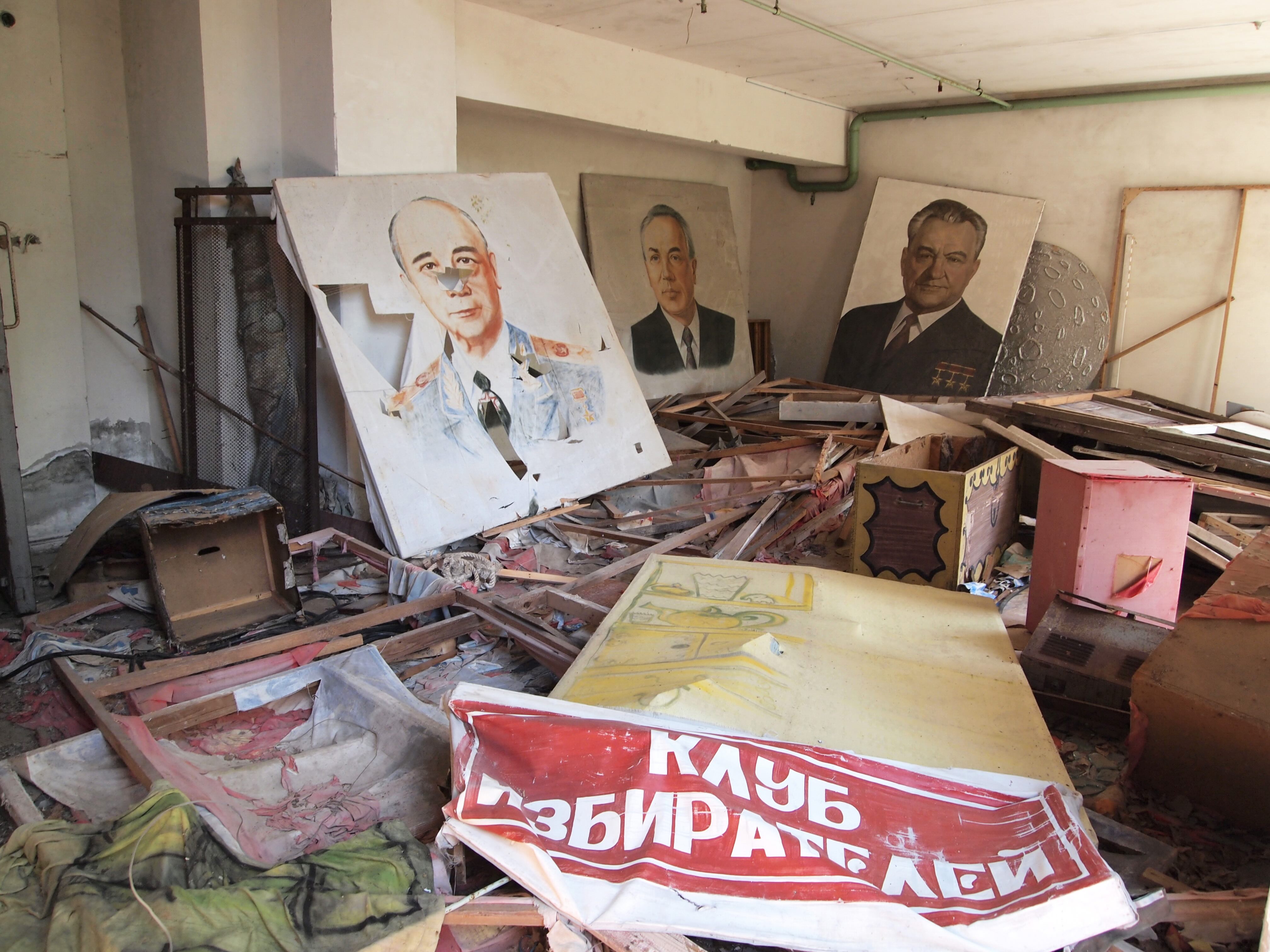 烏克蘭普里雅特（Pripyat）的廢墟中，散落大型領導人肖像，大多是蘇聯時代的官方宣傳品。圖片來源：維基百科／Tiia Monto