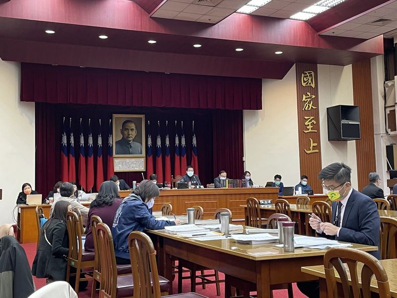 立委質詢2024年全台充電樁規劃不滿萬支 交通部強調參考國際情況
