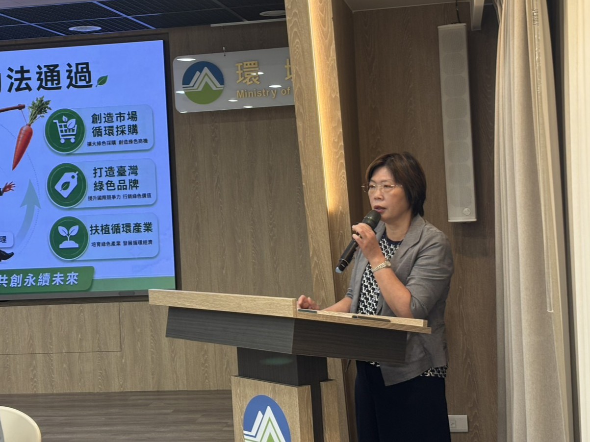 「資源循環雙法」本月三讀通過,環境部資源循環署長賴瑩瑩指出,雙法將透過提高非法棄置刑期、鼓勵產品源頭設計導入循環概念等多管齊下方式推動台灣綠色產業鏈。攝影:林昱妍