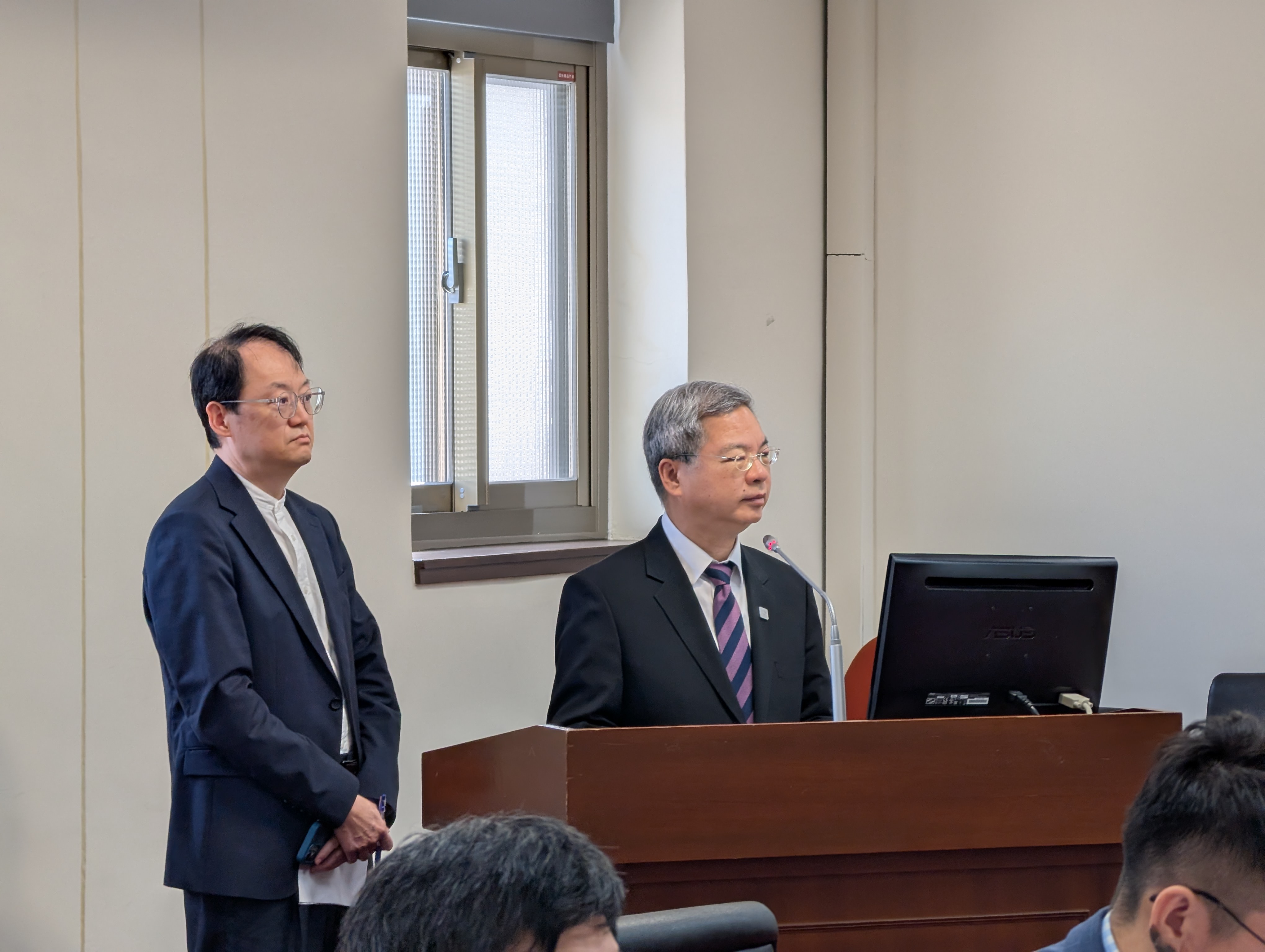 經濟部長龔明鑫昨(22)日針對《能管法》修正草案,赴立院經濟委員會接受詢答。攝影:陳昭宏